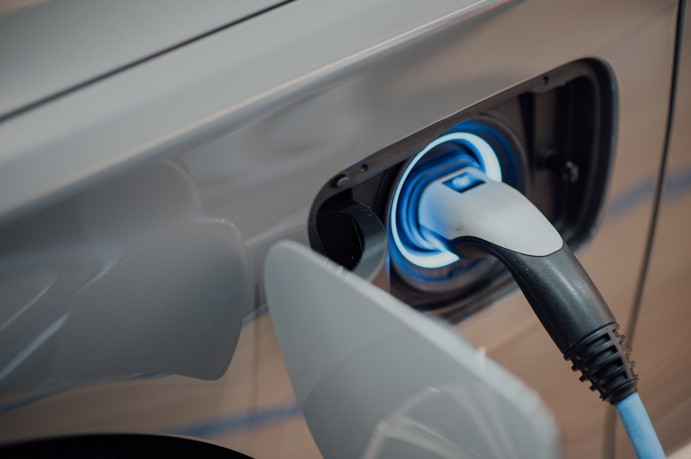 Ladekabel steckt in der Ladebuchse eines Elektroautos