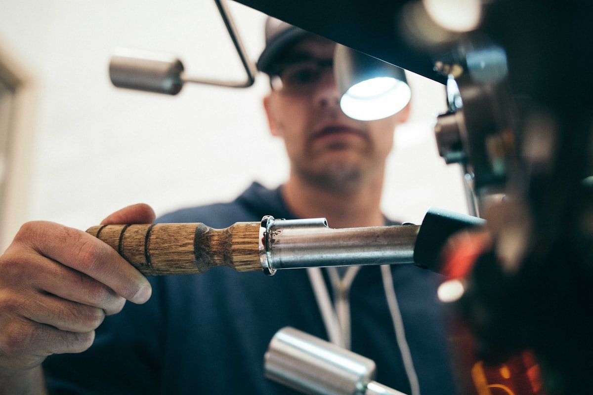 Handwerker prüft ein Werkstück konzentriert in der Werkstatt